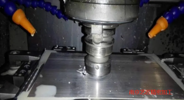 <strong>常州超精密加工刃口:利用化學研磨技術，將玻璃壓縮到一頁紙的厚度。</strong>